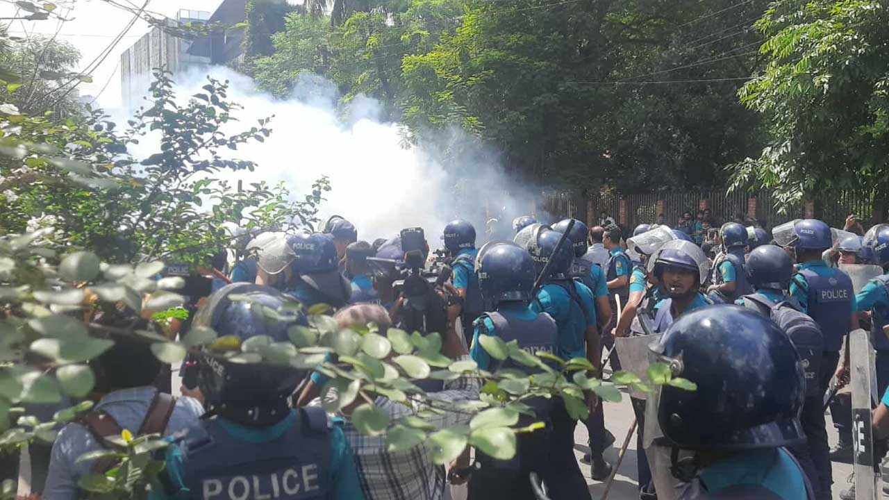 যমুনার পথে অগ্রসর হতে গিয়ে পুলিশের বাধার মুখে প্রকৌশল শিক্ষার্থীরা