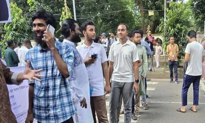 ডাকসু নির্বাচন: সাত সকালে ভোটের লাইনে শিক্ষার্থীরা