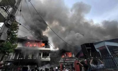 নেপালে সাবেক প্রধানমন্ত্রীর বাসভবনে আগুন, বিক্ষোভে উত্তাল দেশ