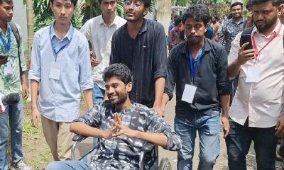 হুইলচেয়ারে ভোট কেন্দ্রে মেঘমল্লার বসু