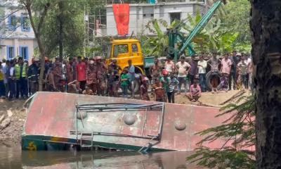 যাত্রীবাহী বাস নিয়ন্ত্রণ হারিয়ে খালে, নিহত ৫