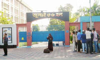 আন্দোলনের মুখে বাকৃবি, হল ছাড়ছেন শিক্ষার্থীরা
