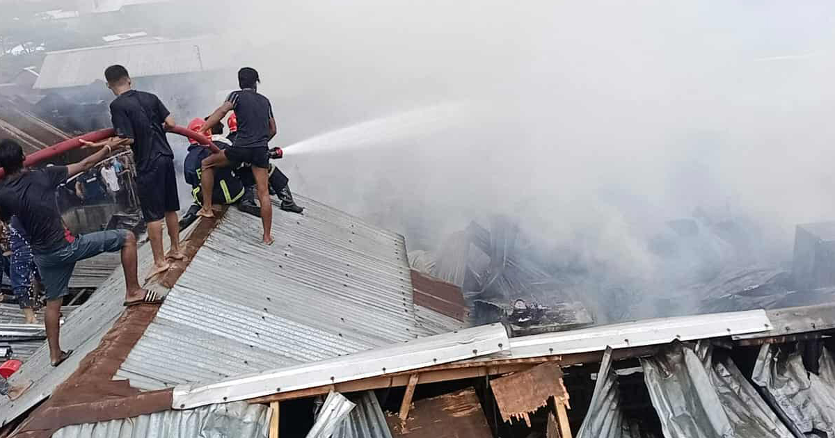 মহাখালী সাততলা বস্তিতে ভয়াবহ আগুন