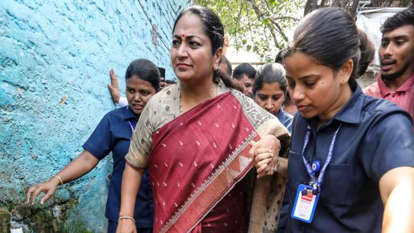 ভবনে ঢুকে দিল্লির মুখ্যমন্ত্রীর গালে চড়, হামলা