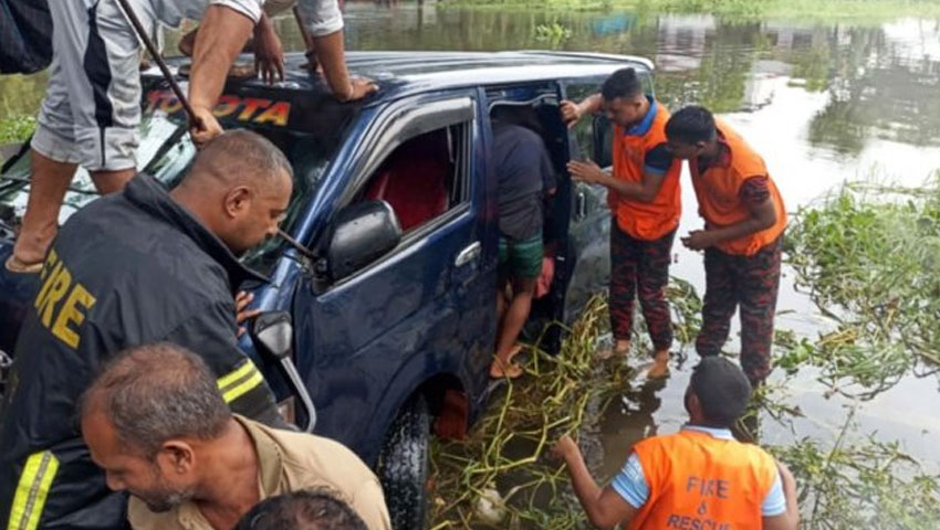 নিয়ন্ত্রণ হারিয়ে মাইক্রোবাস খালে, একই পরিবারের ৭ জন নিহত