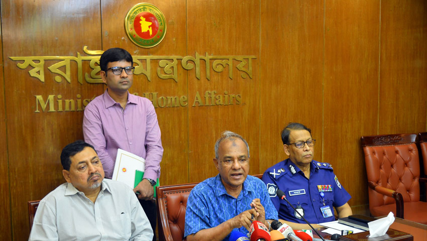ফরিদপুরে বিকেলের মধ্যে অবরোধ না তুললে ব্যবস্থা: স্বরাষ্ট্র উপদেষ্টা
