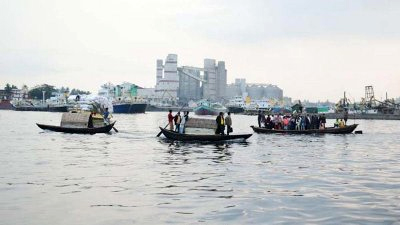 বন্দরের শীতলক্ষায় ভেসে উঠল অজ্ঞাত যুবকের লাশ