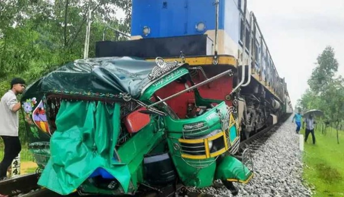 কক্সবাজারে ট্রেনের ধাক্কায় নিহত ৪
